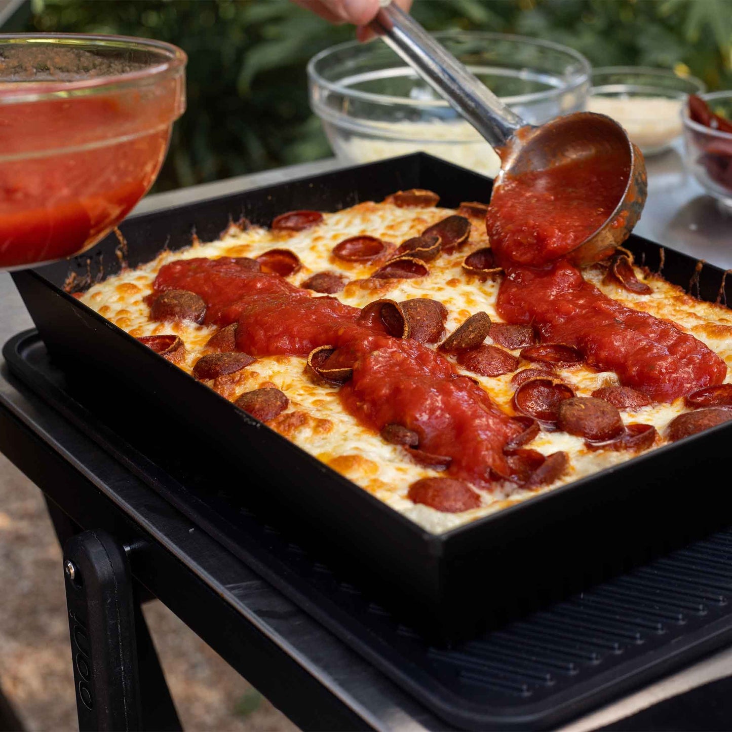 Amerikansk detroit style pepperonipizza i form
