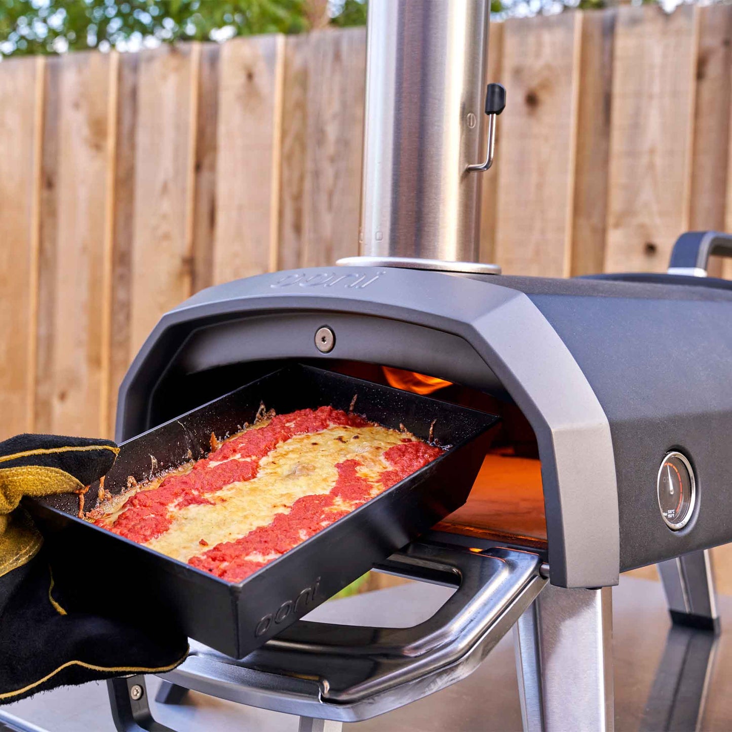 Detroit pizzaform i Ooni pizzaugn