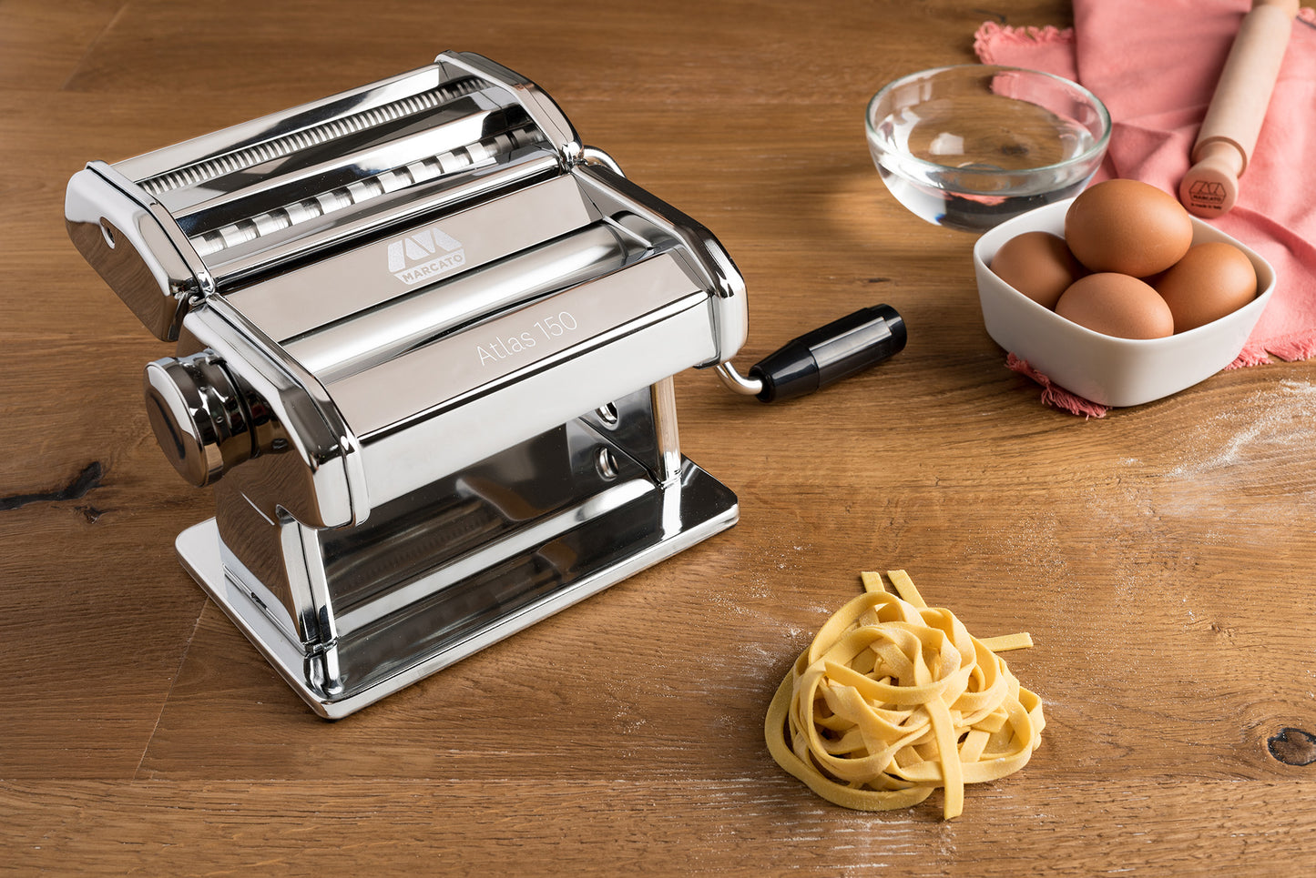 Pastamaskin från Marcato med pasta, ägg och vatten