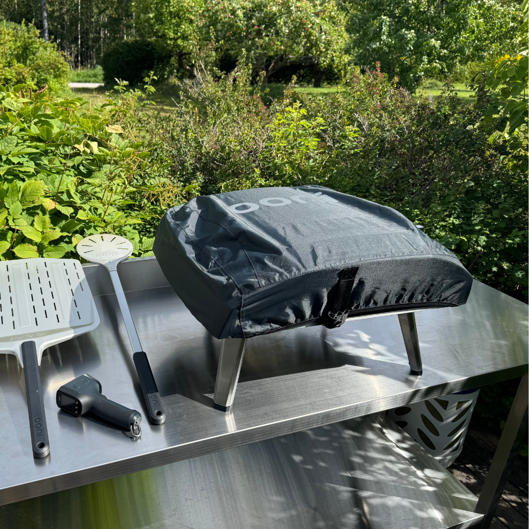 Skydd/överdrag till Ooni pizzaugn i trädgård med tillbehör